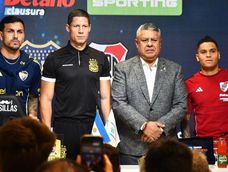 Leandro Paredes, el árbitro designado Nicolás Ramírez, el presidente de AFA, Claudio Tapia y Juan Fernando Quintero, en la previa del Superclásico.
