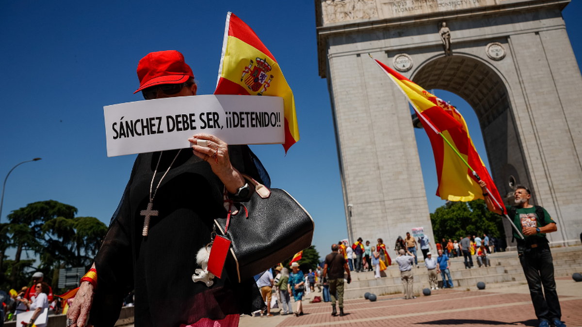 Miles de personas marchan en las calles de España para pedir la renuncia de Pedro Sánchez