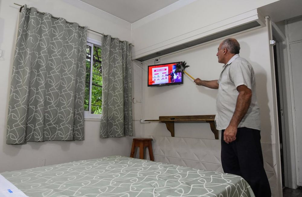 A más de diez dias del feriado, las reservas hoteleras se mantienen en un 78%En la foto: Sergio conserje del hotel Castellar, realiza mantenimiento de las habitaciones. foto: Mariana Villa / Los Andes
