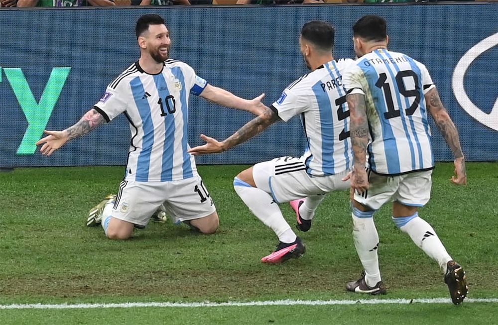 Lusail (Qatar), 18/12/2022.- Lionel Messi (L) of Argentina celebrates after scoring the 3-2 goal during the FIFA World Cup 2022 Final between Argentina and France at Lusail stadium, Lusail, Qatar, 18 December 2022. (Mundial de Fútbol, Francia, Estados Unidos, Catar) EFE/EPA/Georgi Licovski