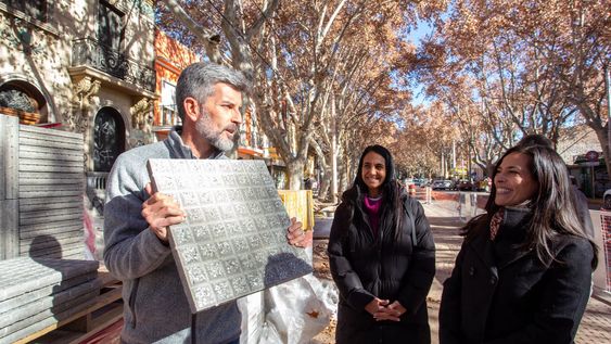 ulpiano suarez visito las obras que se estan realizando sobre las veredas de calle godoy cruz