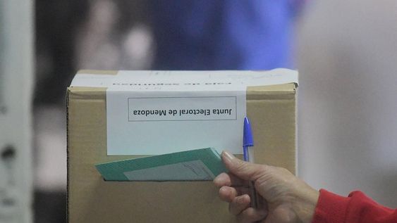 Elecciones PASO en 7 departamentos de la provincia de Mendoza.En la escuela Celina Álvarez del departamento de Maipú, los ciudadanos ingresan a votar sin problemas, estrenando el sistema de boleta única de papel para elegir a sus candidatosFoto:José Gutierrez / Los Andes