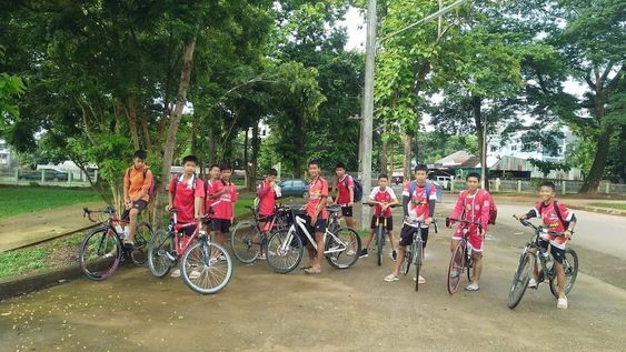 Buscan en una cueva a 12 nenes de un equipo de fútbol que se perdieron en Tailandia
