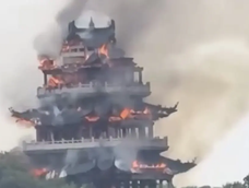 Un templo histórico de China fue arrasado por un incendio Un templo histórico de China fue arrasado por un incendio
