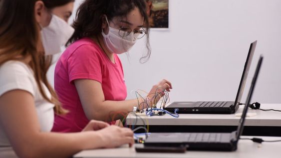 Aprender a programar puede significar una salida laboral aseguradas, pero además, la Nación dispone de un programa en el que le brindan a los jóvenes la posibilidad de adquirir computadoras, pagar servicios de internet y de transporte mientras estudian.