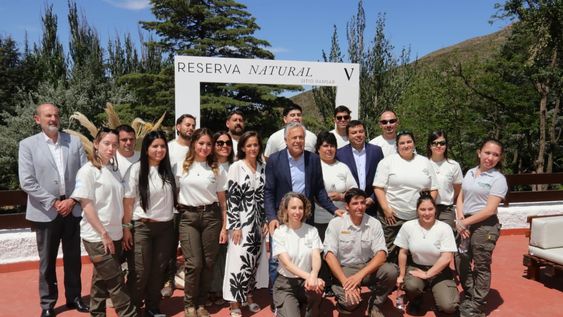 Silvina Giudici, el gobernador Alfredo Cornejo y el equipo de la Reserva Natural Villavicencio celebran los 25 años del área protegida, enmarcados por los imponentes paisajes de montaña.