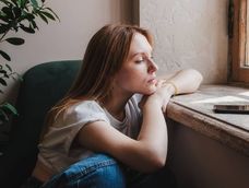 Elegir quedarse en casa un viernes por la noche no debería interpretarse automáticamente como una señal de aislamiento.