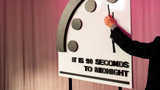 El Doomsday Clock simbólicamente cuenta el tiempo que falta para el fin del mundo - Foto SkyNews