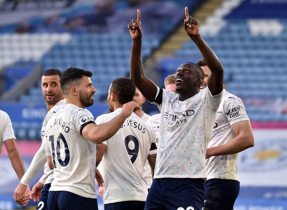 En su primer partido desde que anunció su salida en junio, el Kun fue titular y festejó gracias a los goles de Mendy y Gabriel Jesús. / Gentileza.