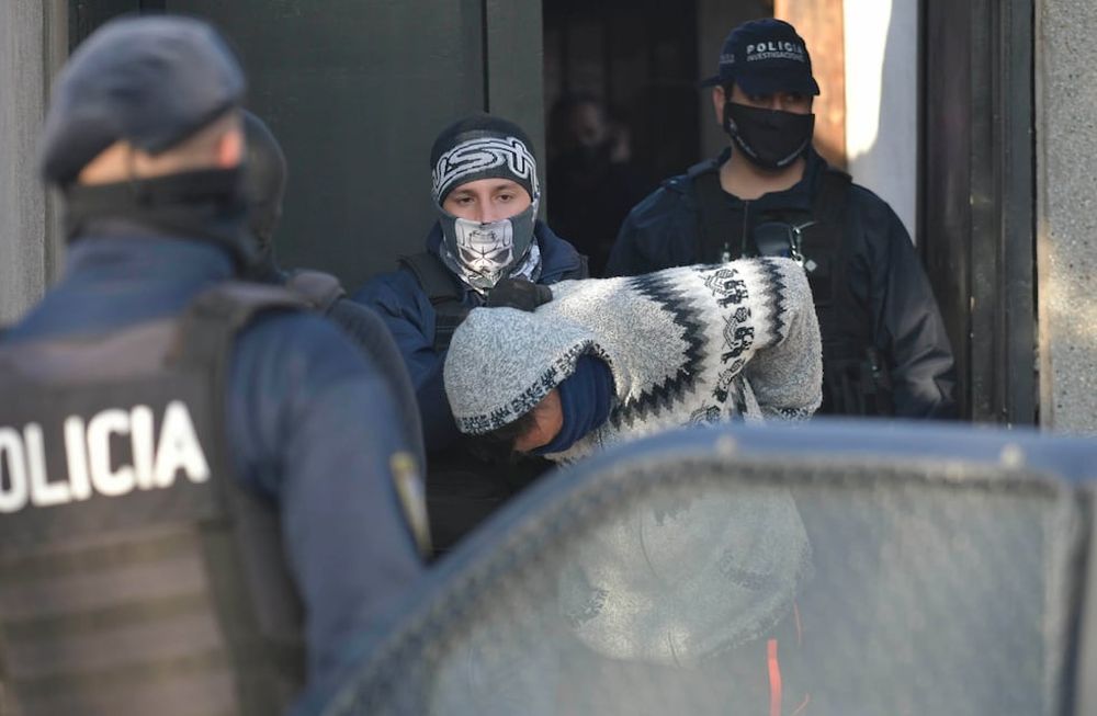 Guillermo Peluso fue detenido este mediodía en su casa. Luego los vecinos intentaron ajusticiarlo. Foto: Orlando Pelichotti / Los Andes