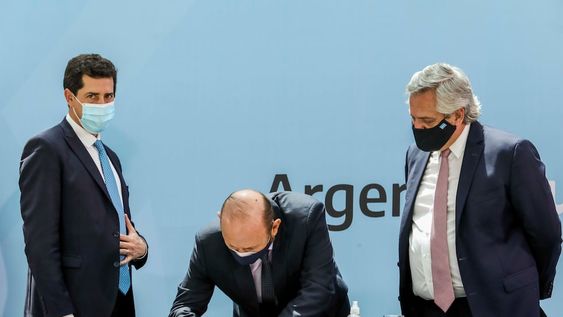 El presidente Alberto Fernández, junto al ministro del Interior, Eduardo Wado de Pedro y al gobernador de Formosa, Gildo Insfrán, en el firma del consenso fiscal.