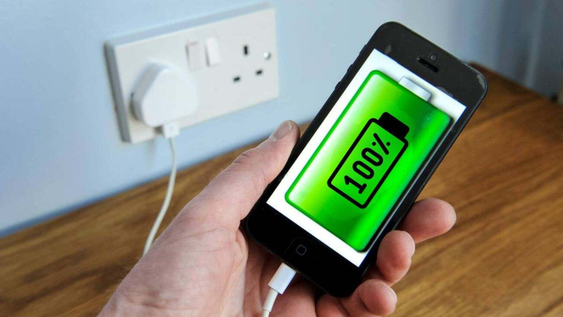 Cargar tu teléfono al 100% podría ser un error.