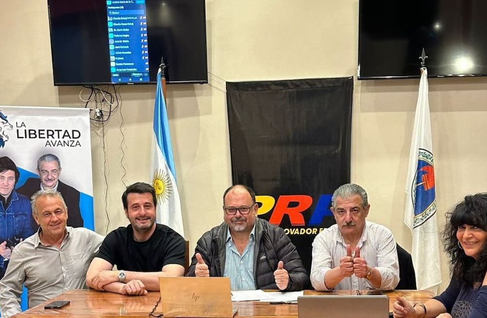 José María Videla Sáenz junto a convencionales del Partido Renovador Federal.
