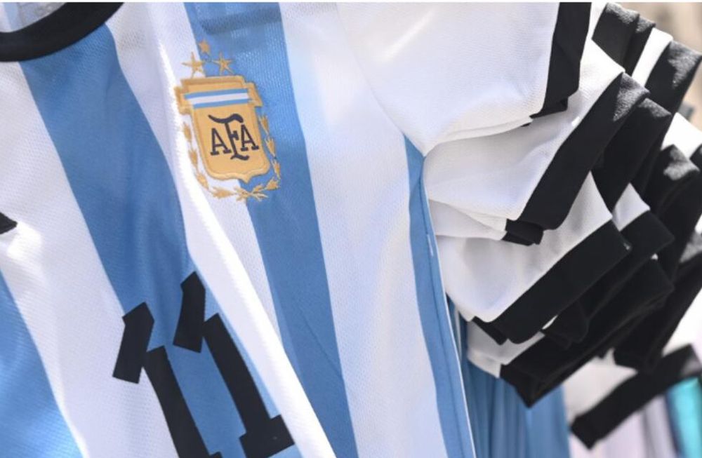 Desde el domingo 18 de diciembre, cuando la Argentina se coronó por tercera vez campeona del mundo, irrumpió en miles de hinchas el deseo de agregar la tercera estrella en sus camisetas
