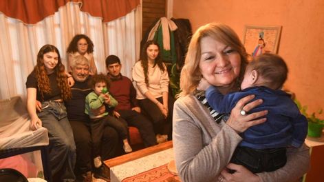 Los Andes | Los hijos biológicos de “Vivi” y su esposo Jorge la acompañan y reciben a chiquitos que necesitan amor y contención. Foto: José Gutierrez / Los Andes