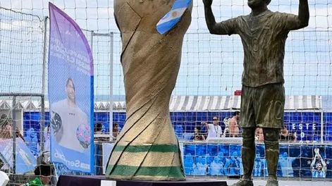 La primera estatua de Lionel Messi con las tres estrellas es un nuevo atractivo en Mar del Plata. (Minutouno.com)