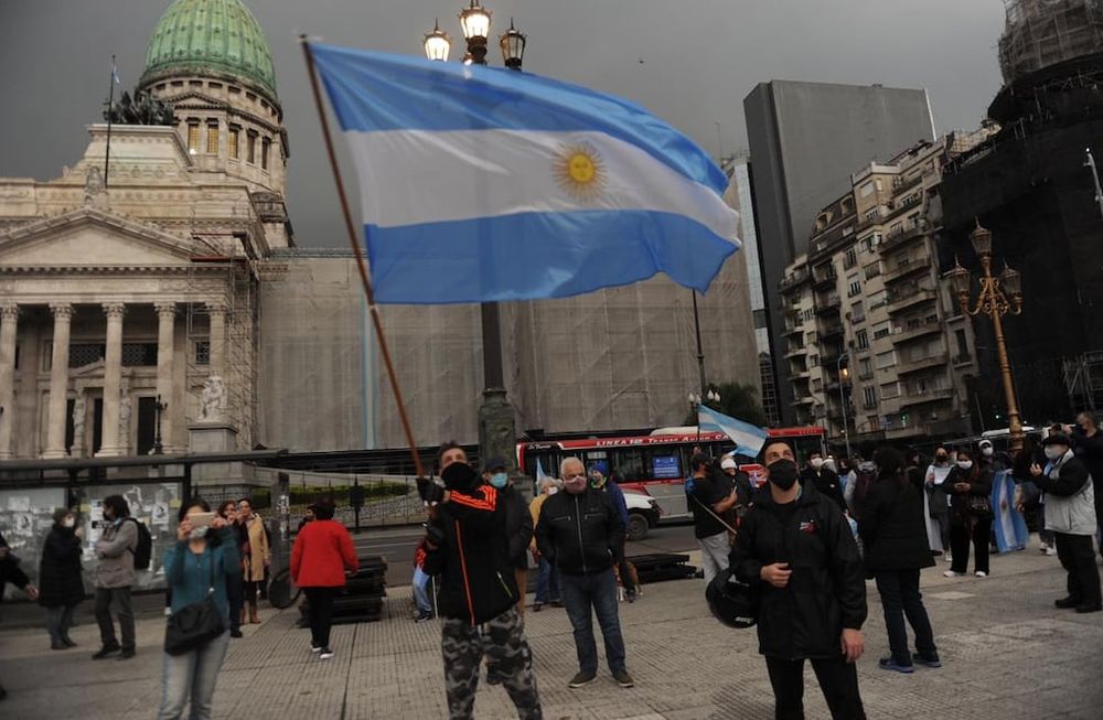 Se inicia la vigilia en la previa del tratamiento de la reforma judicial en el Congreso. Además a pedido de Cristina Kirchner sacaron el vallado del lugar. Federico López Claro / Corresponsalía