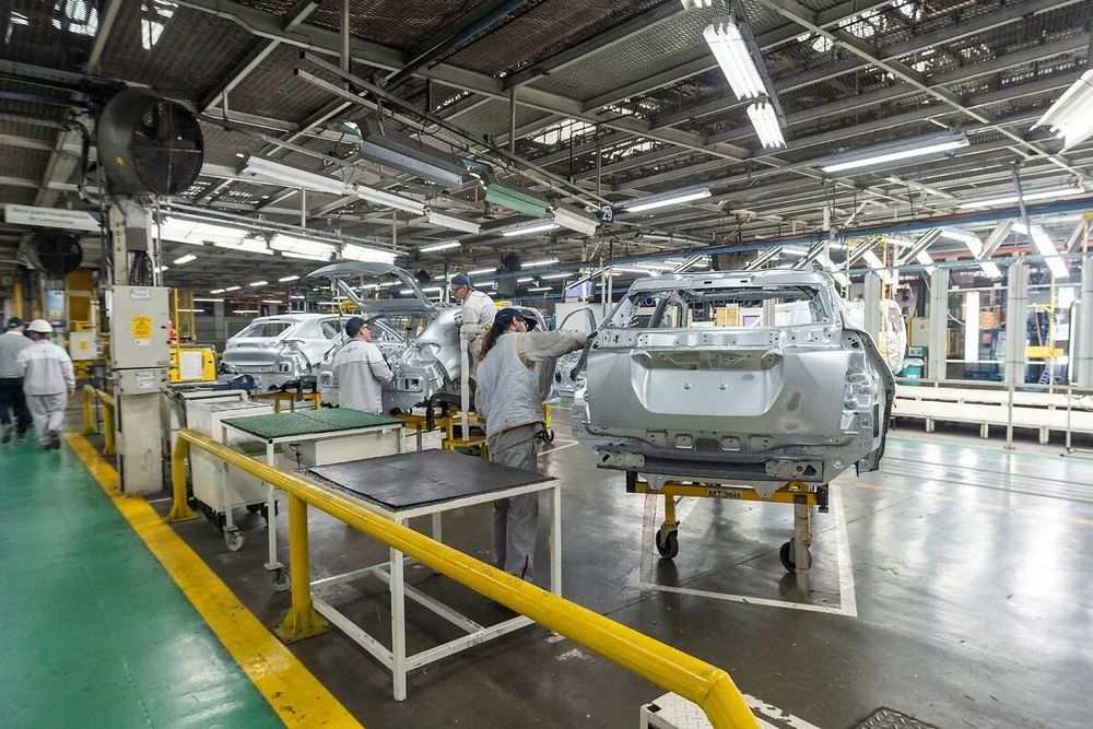 El plan incluye retiros voluntarios para ajustar la dotación de personal. El plan incluye retiros voluntarios para ajustar la dotación de personal.