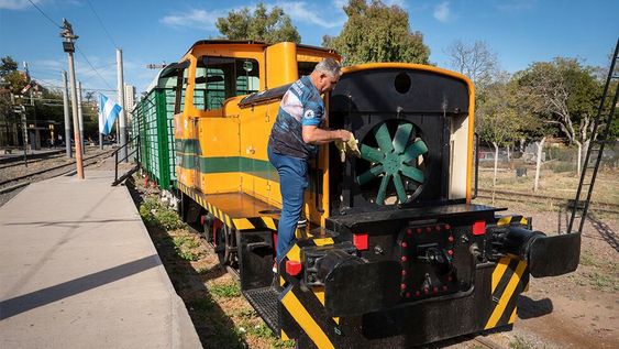 Museo Tren Cultural de Mendoza, está ubicado en la estación Mendoza de la ciudad, funciona los sábados de 9 a 13hs.Roberto Bocanegra en el encargado del lugar     Foto: Ignacio Blanco / Los Andes