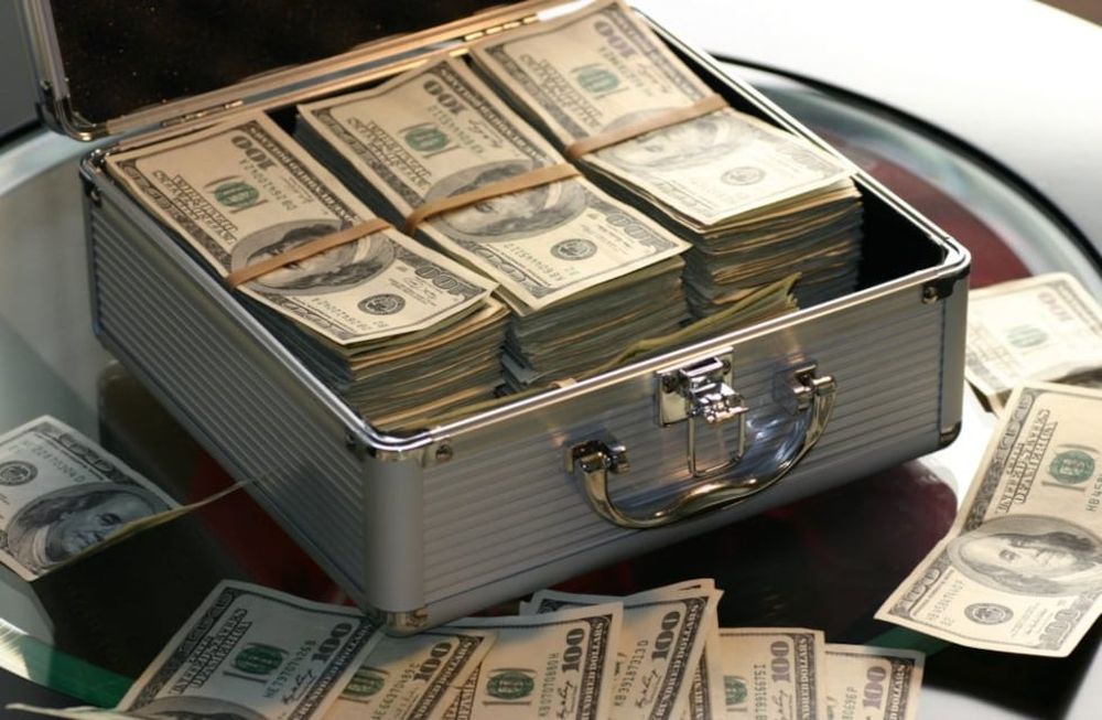 Cuál es la cantante con más dinero en el mundo