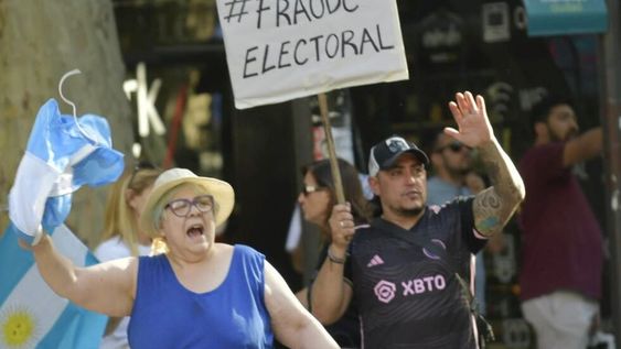 El objetivo de reunirse es para denunciar el supuesto “fraude electoral. Foto: Orlando Pelichotti/Los Andes.