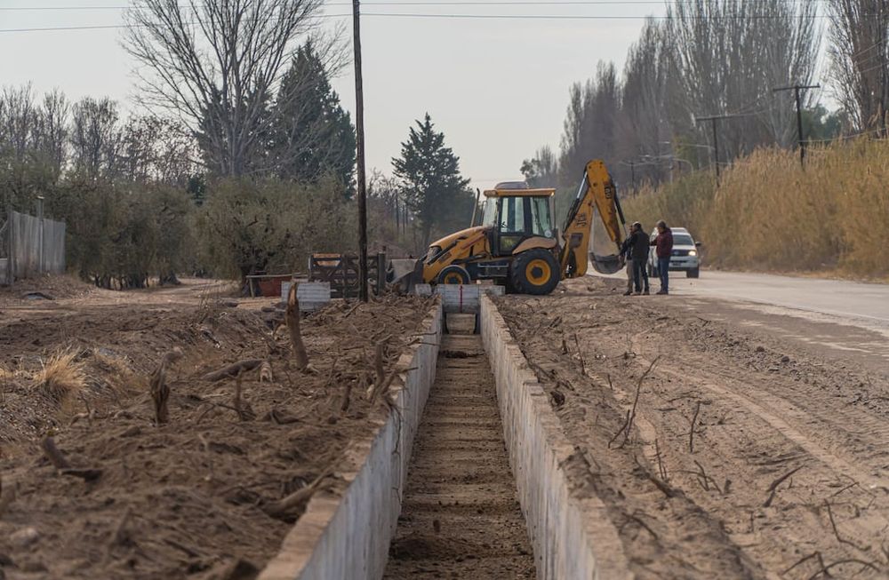 Vecinos, la Inspección de Cauce e Irrigación se unieron para hormigonar una hijuela del Este