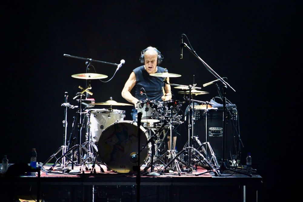 Mario Serra, baterista histórico de Virus, aportó precisión y carácter a una formación renovada que respondió con solidez al legado de la banda. 