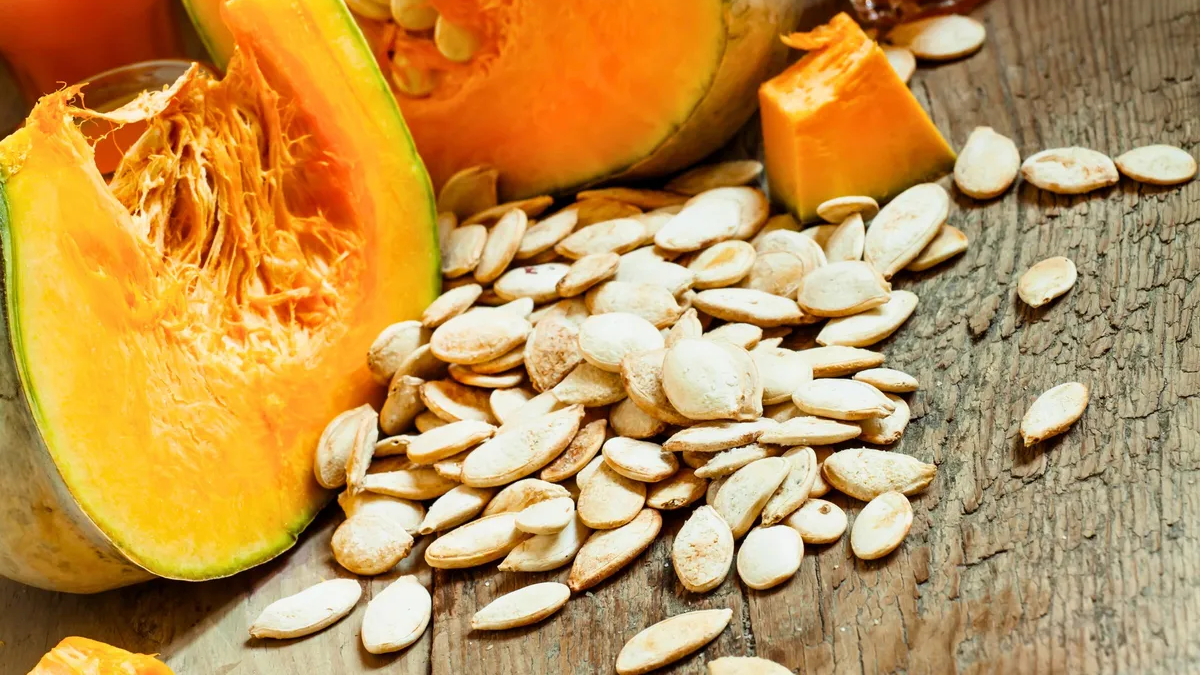 Las semillas de zapallo no las tires, tenés un tesoro en casa: el superalimento que mejora el corazón y está en tu basura