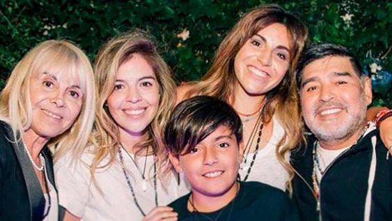 Claudia Villafañe, Dalma, Gianinna, Benjamín Agüero Maradona y Diego.  / archivo