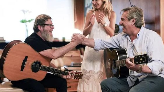 Gustavo Santaolalla y Alberto Fernández en 2019. La foto se hizo viral tres años después por una publicación del periodista Horacio Verbitsky. (Imagen de archivo)