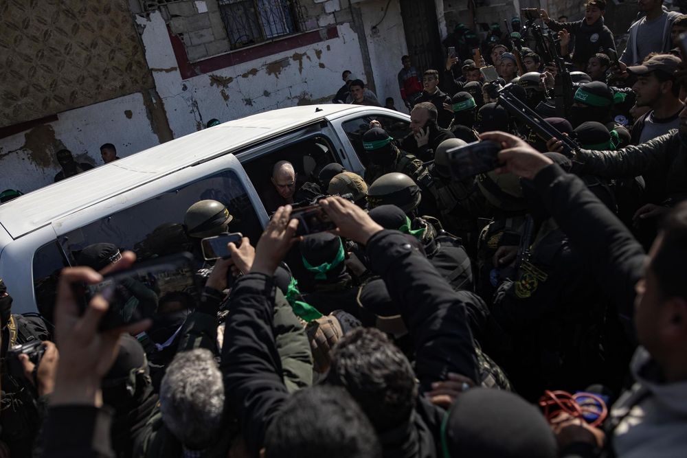 Gaza (-), 30/01/2025.- civiles y militantes palestinos se reúnen para la liberación de rehenes, como parte de un acuerdo de alto el fuego e intercambio de prisioneros entre Hamás e Israel, en Khan Younis, sur de la Franja de Gaza, el 30 de enero de 2025. Hamás estaba previsto liberar a ocho rehenes ese día, y a cambio Israel liberaría a 110 prisioneros palestinos | EFE