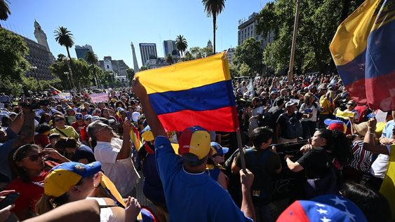 Manifestantes venezolanos se concentraron en la Plaza de Mayo para reclamar libertad en ese país y un proceso de transición mañana entre el presidente Nicolás Maduro y Edmundo González Urrutia. Foto: JUAN FOGLIA/NA.