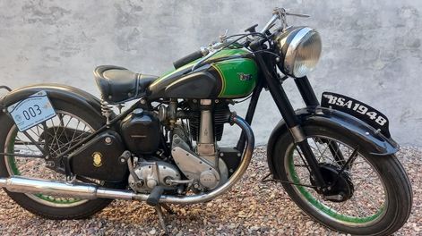 Los Andes | Una moto antigua con patente municipal para circular por Alvear.