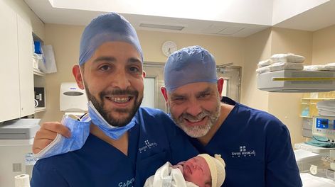 Los Andes | Facundo y Damián posan en brazos con Gaspar, en sus primeros minutos de vida. El bebé fue gestado a través de Mónica, quien puso su vientre para el embarazo.