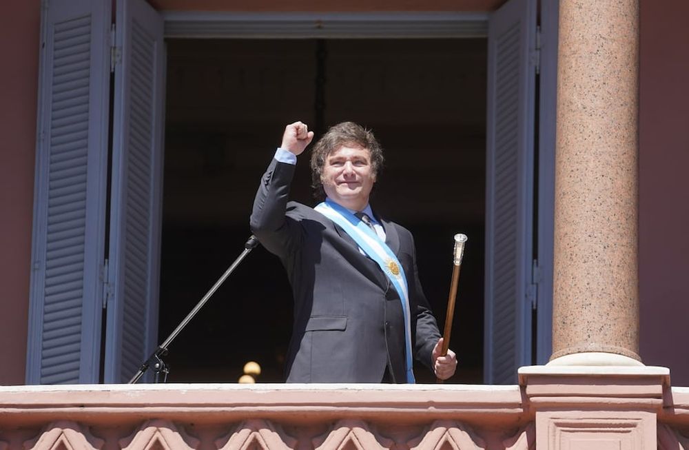 Javier MIlei desde el balcón de la Casa Rosada. (Clarin)
