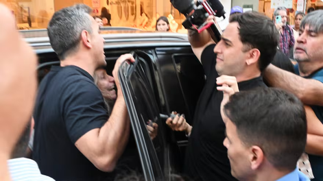 Karina Milei y Martín Menem cerraron la campaña en Corrientes y debieron ser evacuados por incidentes