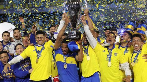 Boca se favoreció por el triunfo de River y metió su título n° 73 en un domingo increíble.  / EFE