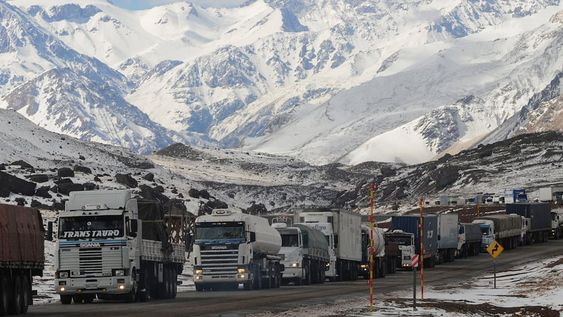 Camioneros varados esperan cruzar en los siguientes días a Chile. Según el informe de UCIM el impacto económico, bajo todo concepto, equipara los 1.000 millones de dóalres.
