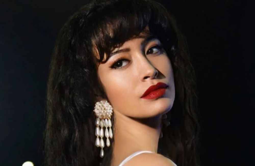 La actriz Christian Serratos dentro de la piel de Selena.