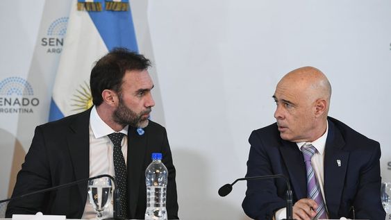 Los senadores de La Libertad Avanza Ezequiel Atauche (izquierda) y Bartolomé Abdala (derecha) durante el plenario de comisiones (Foto: Comunicación Senado)