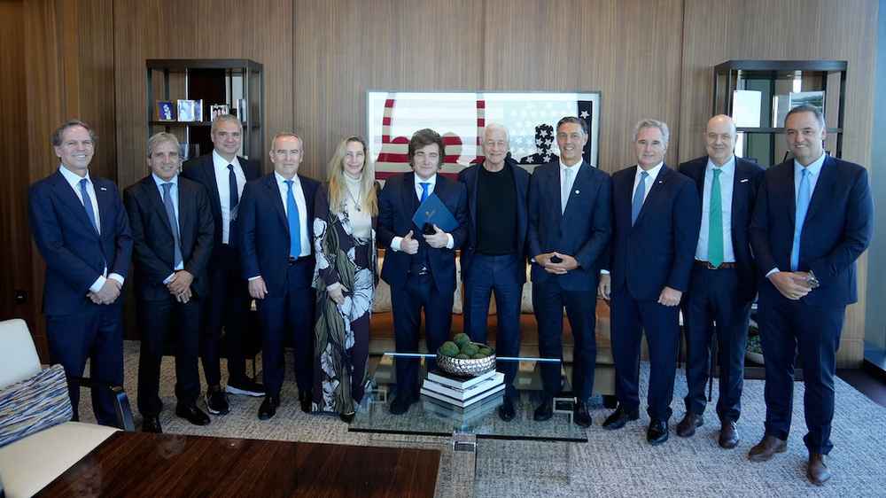 Javier Milei y Jamie Damon junto a Karina Milei, Manuel Adorni, Pablo Quirno, Luis Caputo, Federico Sturzenegger, Alec Oxenford y Facundo Gómez Minujin en las oficinas del CEO del JPMorgan.