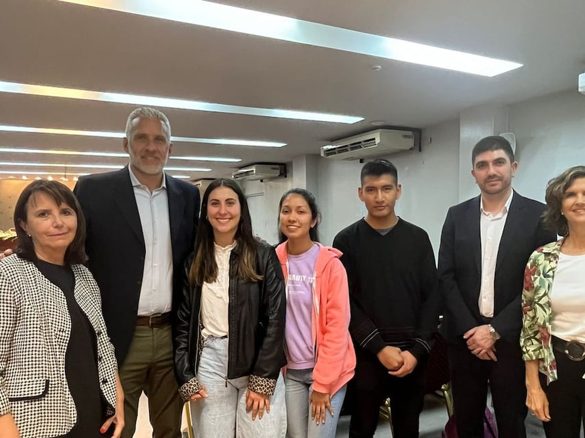 Autoridades y becarios durante la presentación del libro Soñar sin límites.