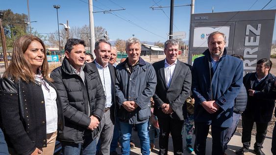Martín Marinucci, presidente de Trenes Argentinos junto a Gabriela Lizana, representante de la Secretaría de Producción de la Nación, realizaron la comprobación del estado de las vías y el análisis de futuras reparaciones para lograr la puesta en funcionamiento del tren de pasajeros de Mendoza.Foto: Ignacio Blanco / Los Andes