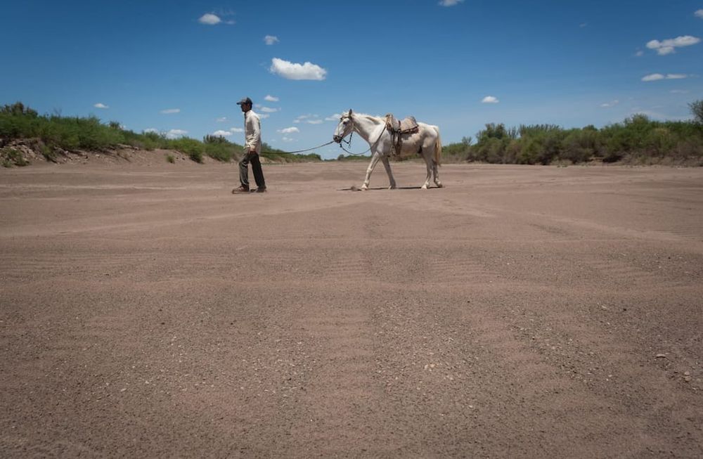 Impactantes fotos del río seco en Lavalle hace unos años y el mismo paisaje hoy, con la vuelta del agua. Foto: Ignacio Blanco / Los Andes