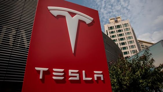 Tesla busca trabajadores en Argentina. Foto: EFE/ Roman Pilipey/Archivo