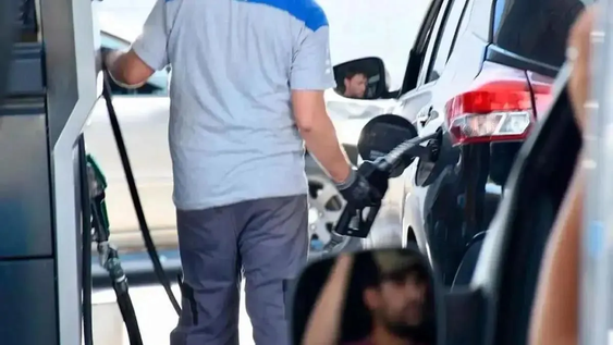que significa no bajarse del auto al cargar nafta, segun la psicologia