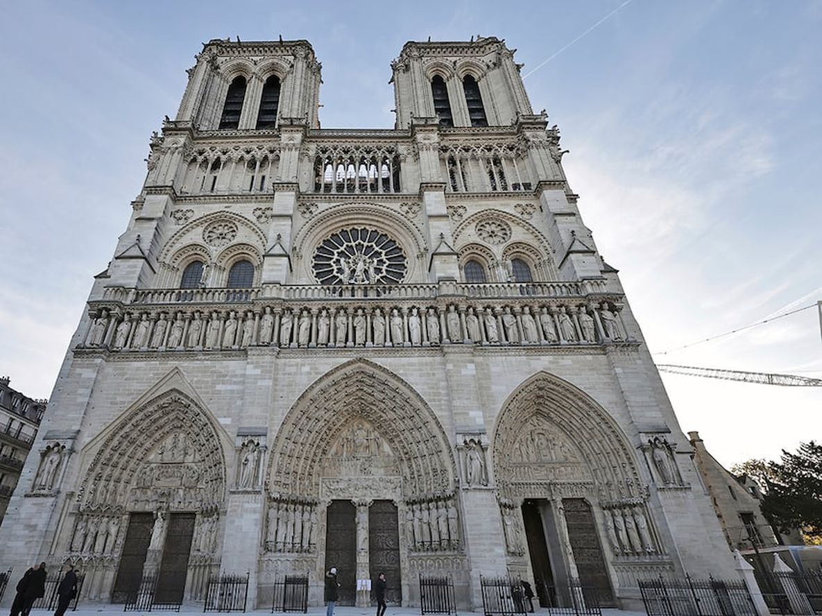 El presidente francés Emmanuel Macron visitó el sitio de construcción para ver los interiores restaurados antes de la reapertura al culto del icónico monumento. (Gentileza)