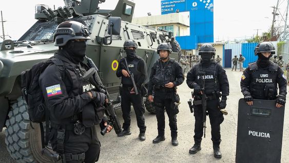 GUAYAQUIL (ECUADOR), 06/04/2024.- Agentes de policía vigilan el operativo de llegada del exvicepresidente Jorgue Glas a la cárcel La Roca, este sábado en Guayaquil (Ecuador). Jorge Glas, el exvicepresidente de Ecuador durante parte del mandato presidencial de Rafael Correa, fue trasladado este sábado a la cárcel de máxima seguridad La Roca, en Guayaquil, tras haber sido detenido en la noche del viernes dentro de la Embajada de México. EFE/ Jonathan Miranda
