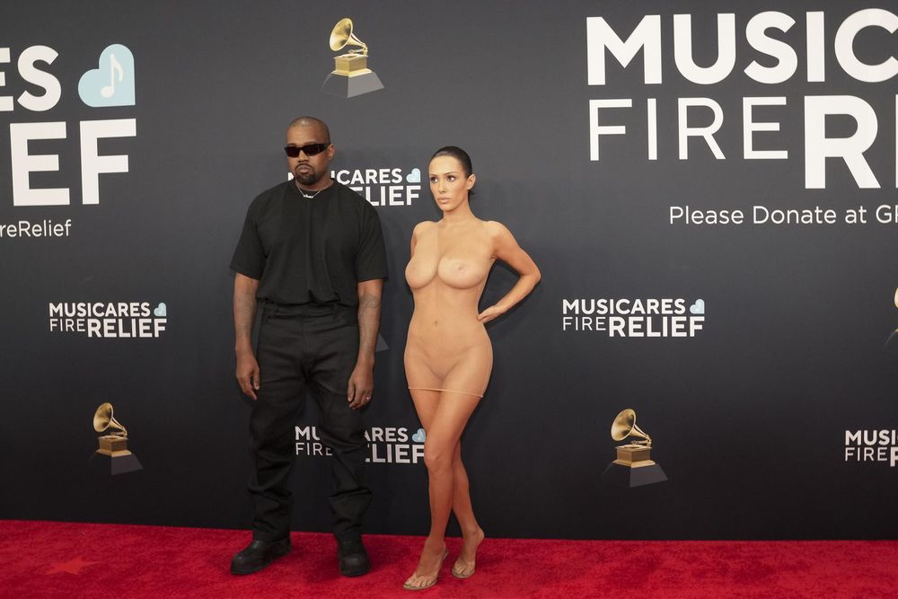 Kayne West y Bianca Censori en la alfombra roja de la 67 ceremonia anual de los premios Grammy en el Crypto.com Arena de Los Ángeles (California, EE.UU.) hoy, 02 de febrero de 2025. EFE/EPA/ALLISON DINNER