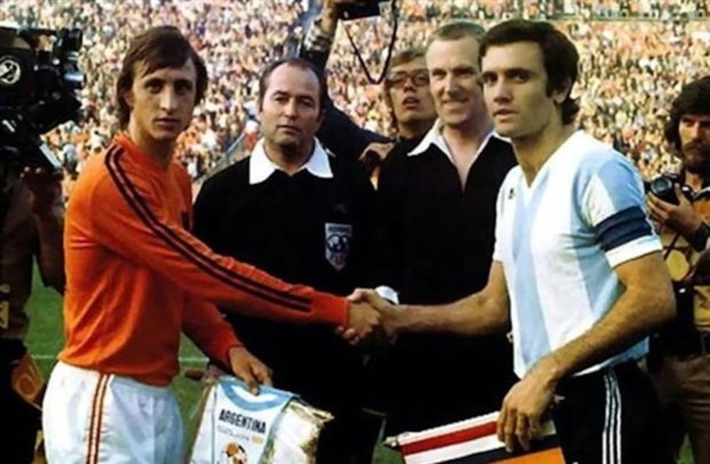 Johan Cruyff y el argentino Roberto Perfumo, antes de la goleada. Un par de meses antes del Mundial 1978. / archivo